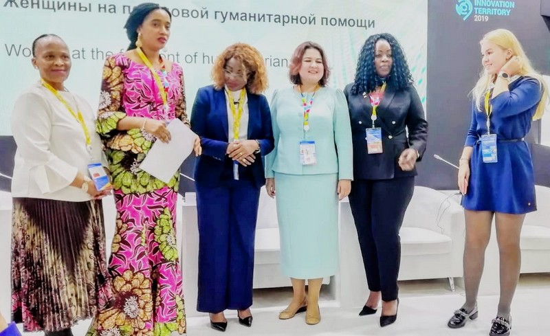 Vanessa Claude Ngakosso-Mavila en 5ème position en partant de la gauche vers la droite lors du sommet Russie-Afrique du 24 octobre à Sotchi