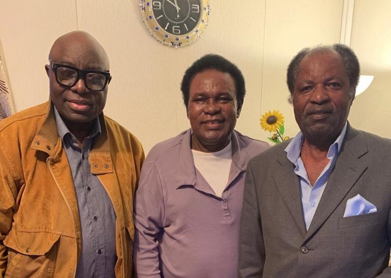 Youlou Mabiala au milieu de ses amis, Loko Massengo à gauche et Théo Blaise Kounkou