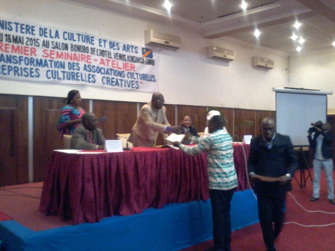 Remise de brevets aux participants 