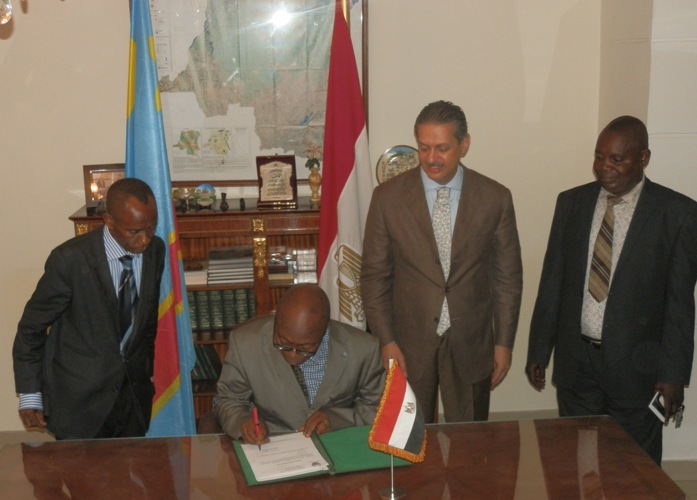 signature du procès-verbal de réception des matériels par le SG Joseph Nkoy Baume/photo Adiac.