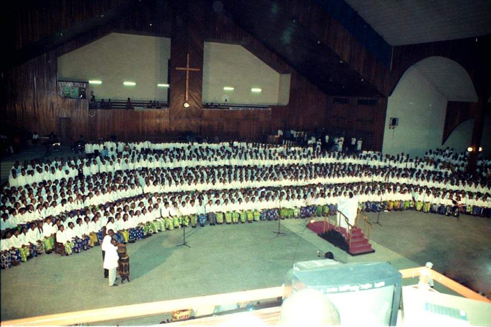 Ambroise Kua-Nzambi dirigeant le grand chœur du Festival « choriste, glorifie ton ministère » en 2002 à Kinshasa (DR)