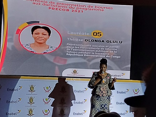 Thérèse Olonga Olulu procédant à la présentation de son sujet de recherche (Adiac)
