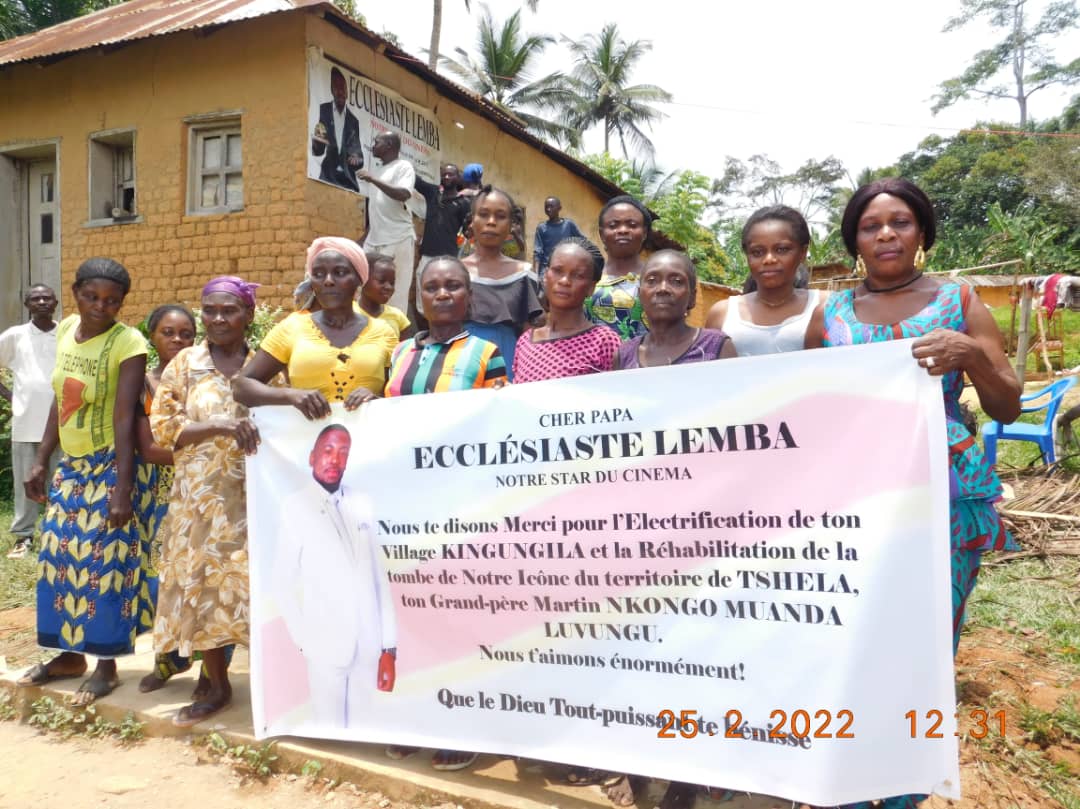 Quelques habitants du village Mongo Kingungila exprimant leur gratitude à Ecclésiaste Lemba (DR)