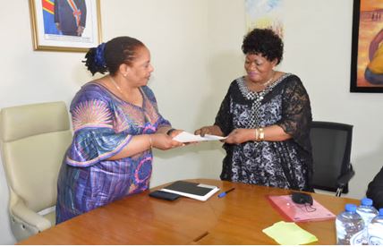 La Ministre Catherine Kathungu Furaha recevant le titre de propriété des mains d’Amazone (DR)