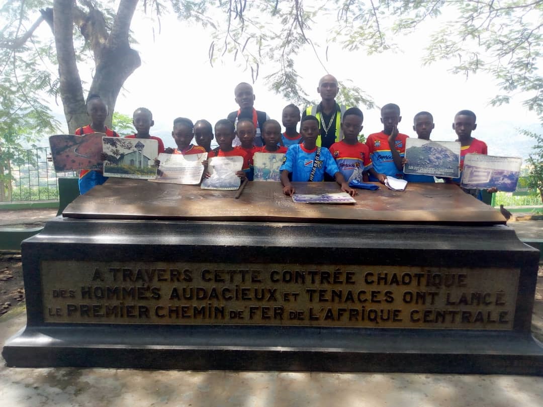 Des écoliers en visite au Belvédère (Adiac)