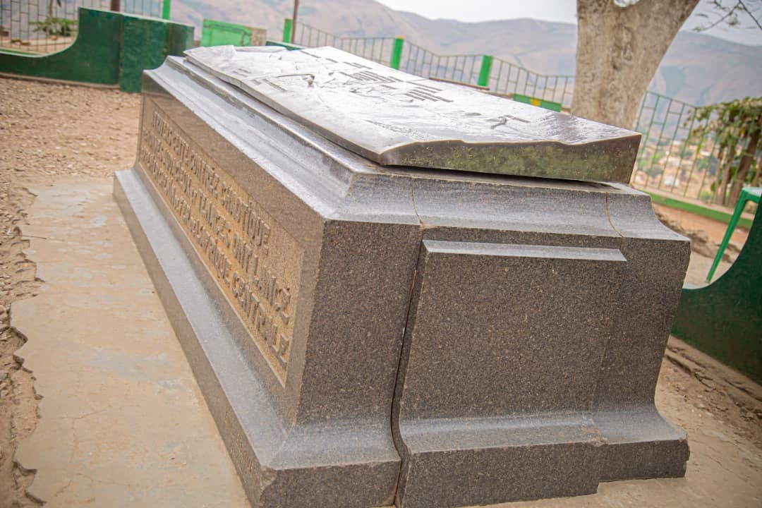 Le monument du Belvédère avec le plateau de cuivre posé sur « la tombe » en marbre (Adiac)