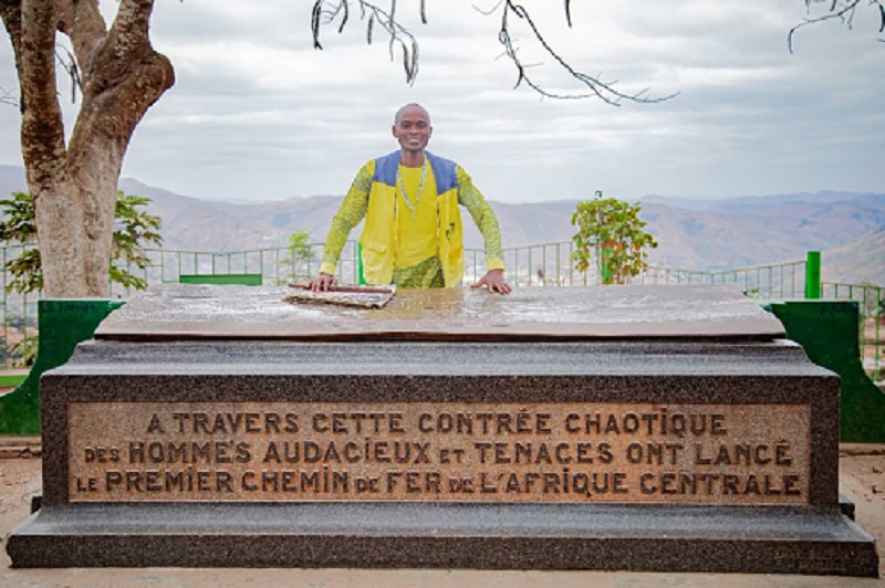 Le guide Serge Malembi posant à côté du monument du Belvédère (Adiac)