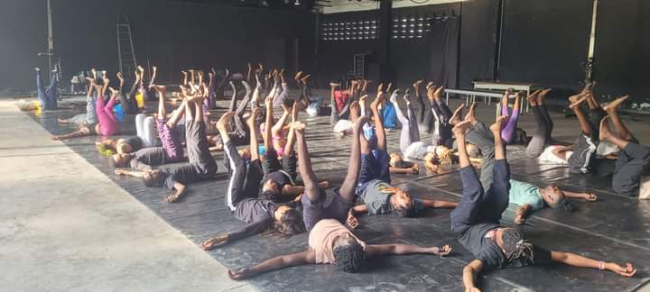 Vue d’une séance d’échauffement des danseurs en compagnie de Sylvain Groud (Adiac)