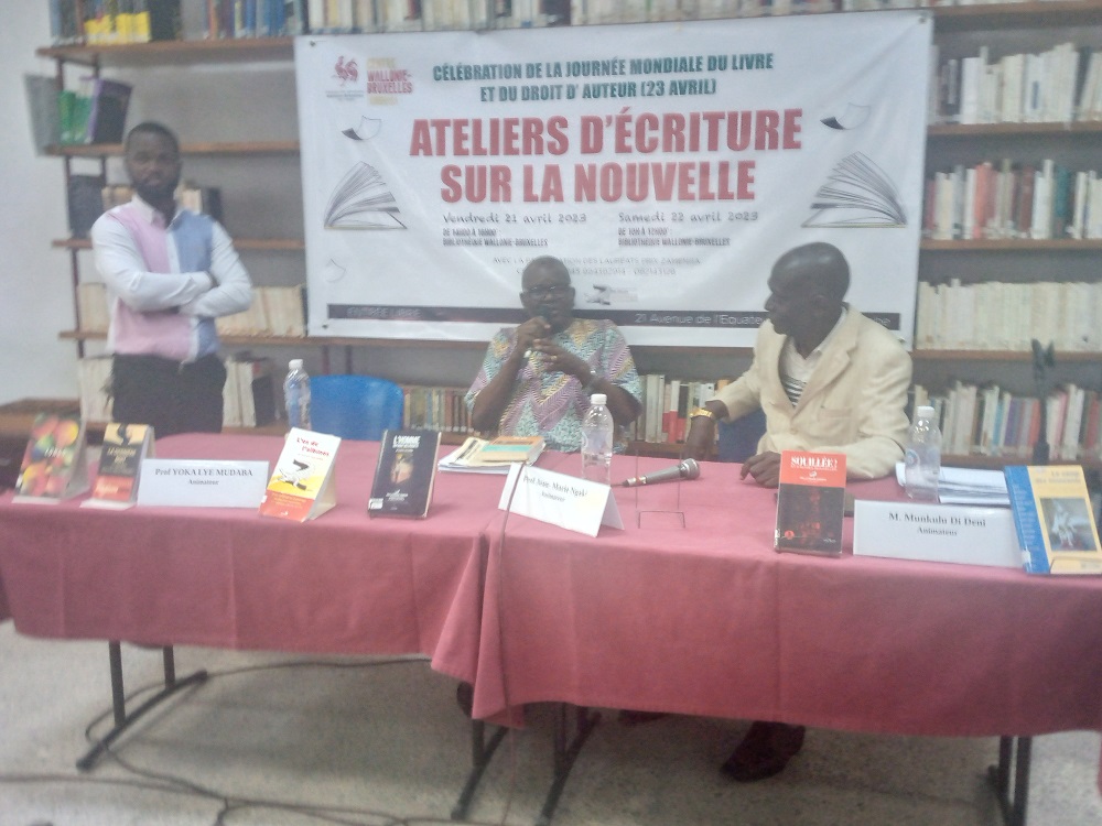 Les deux animateurs assis et Richard Ali, le directeur de la bibliothèque (Adiac)