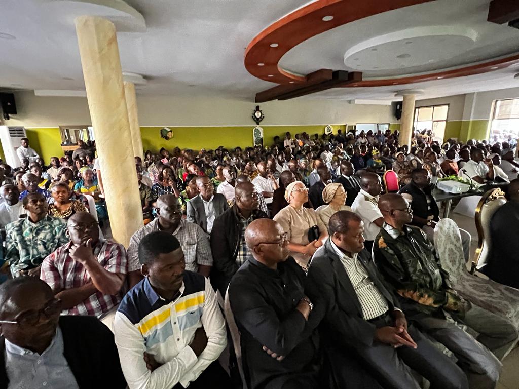 Une vue de la foule à la projection à l’archidiocèse de Lubumbashi (DR)