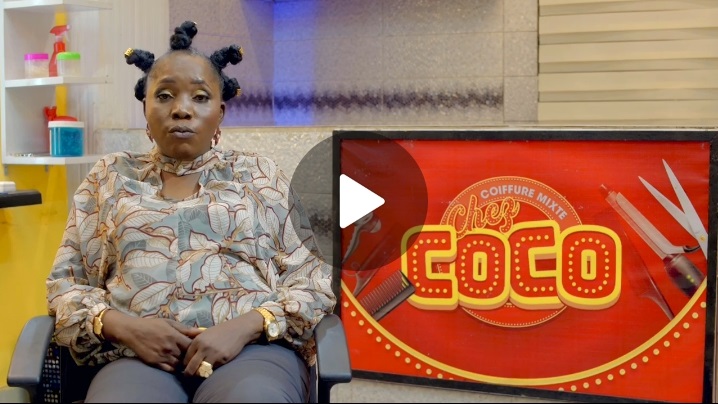 Maman Kalunga dans la peau de Coco, responsable du salon Chez Coco (DR)