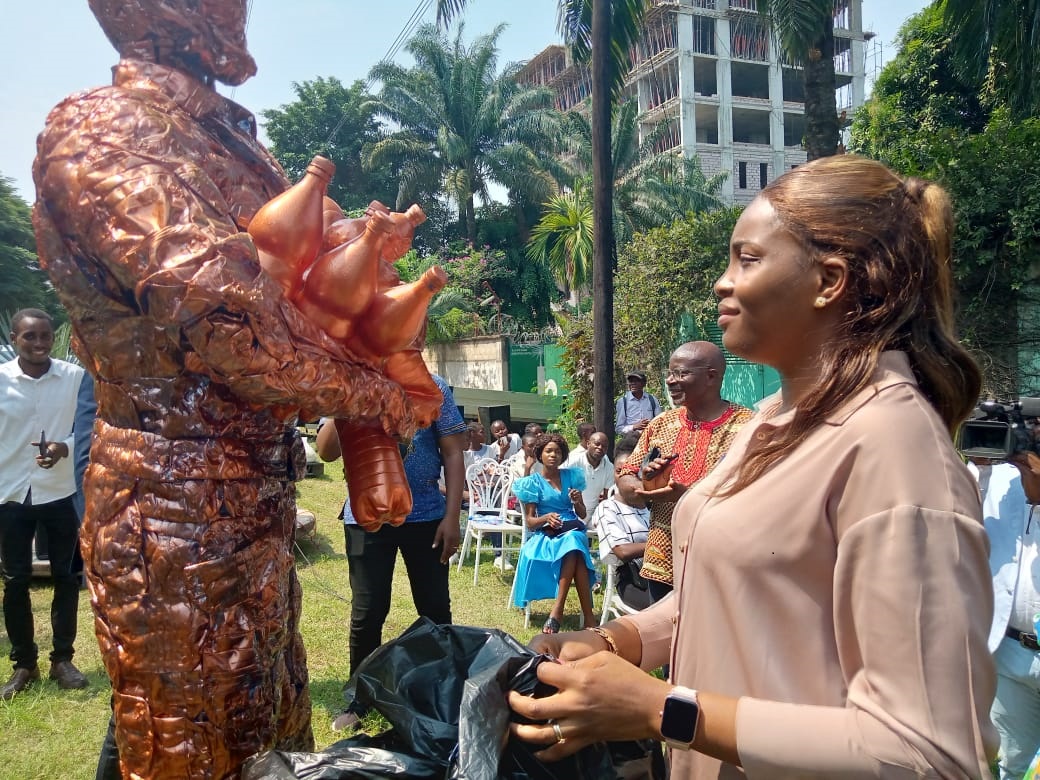  La ministre Laëtitia Kabamba admirant Le Ramasseur de bouteilles (Adiac)