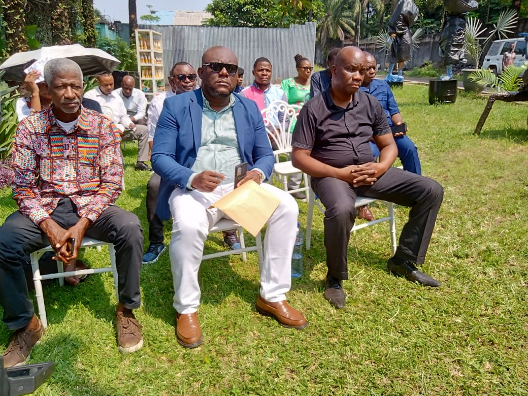 Jean Mangalibi, Vincent Kunda et le sculpteur écologiste Jean-Alain Masela (Adiac)