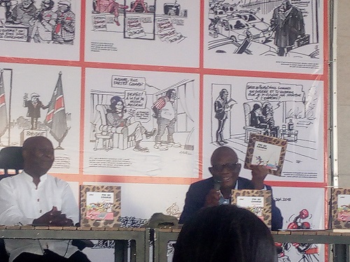 1 : Le Pr. Hilaire Mbiye présentant Fin de course, l’album de caricatures de Kash /Adiac