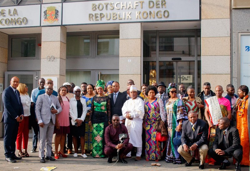 Ambassade du Congo en Allemagne, photo de groupe à l'issue de la causerie-débat du 30 septembre 2023 à Berlin