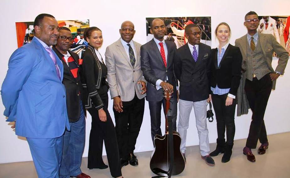 Marie Finaz avec ses invités à l'exposition des Sapeurs au Royal Monceau à Paris