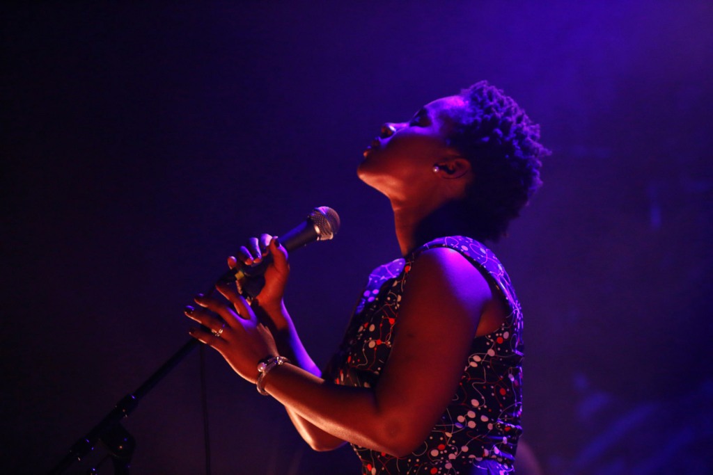 Artiste Cap-Verdienne Elida Almeida sur scène au Pan Piper à Paris