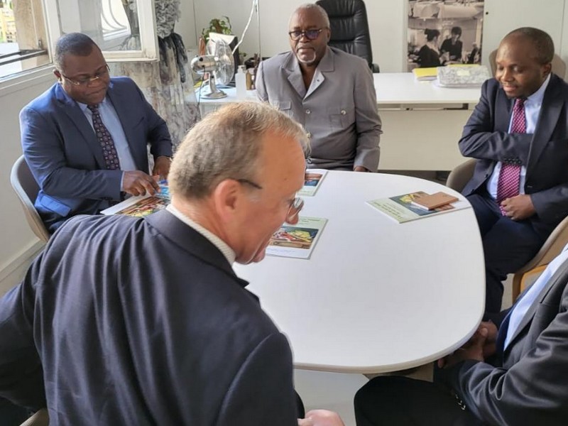 Séance de travail autour du ministre Hugues Ngouélondélé lors de la visite le Centre de formation du lycée polyvalent Albert-de-Mun à Paris