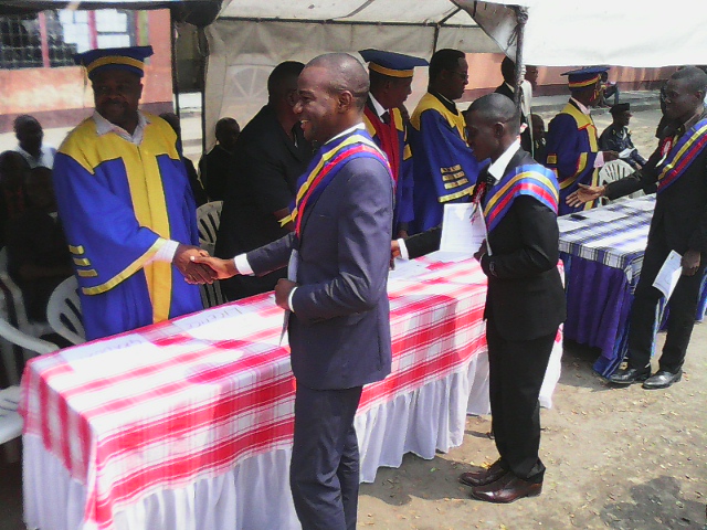 remise des diplômes aux lauréats 2014-2015, par les membres du comité de gestion de l'ISPT-Kin/Photo Adiac.