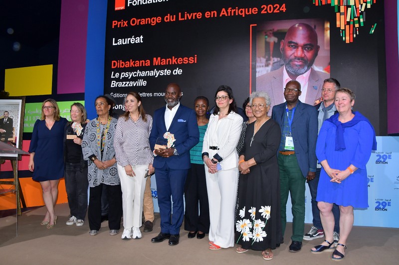 Jean-Aimé Dibakana, lauréat du Prix prix Orange du livre en Afrique 2024 -photo de famille