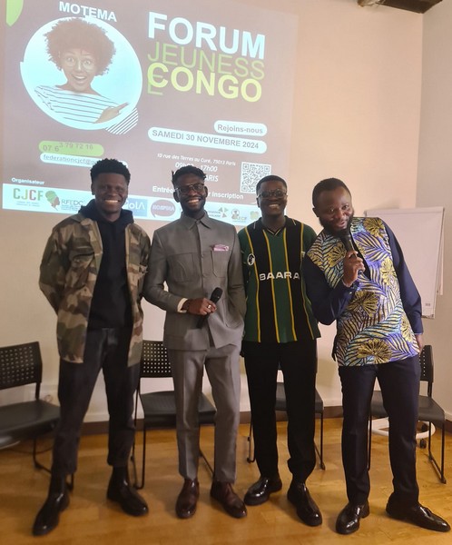 Jeunes après la participation à une des tables rondes du Forum des jeunes Congolais