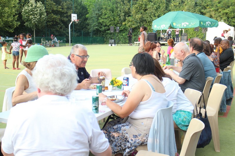 La Guinguette Africaine de Suresnes une des tables dressées sur l'aire de jeux du Mont Valérien