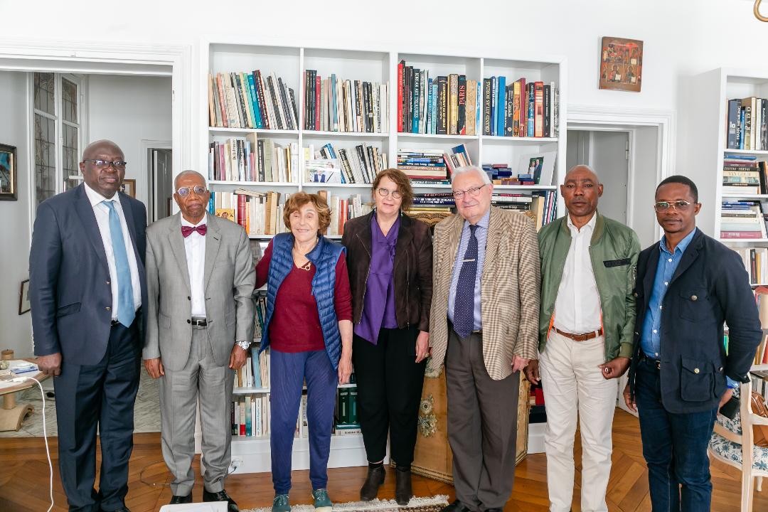 Photo de groupe de la délégation du Haut Commissariat à la justice restaurative  et au traitement de la délinquance juvénile à l'issue de la réception par Édith Cresson de l’École de la 2e Chance 