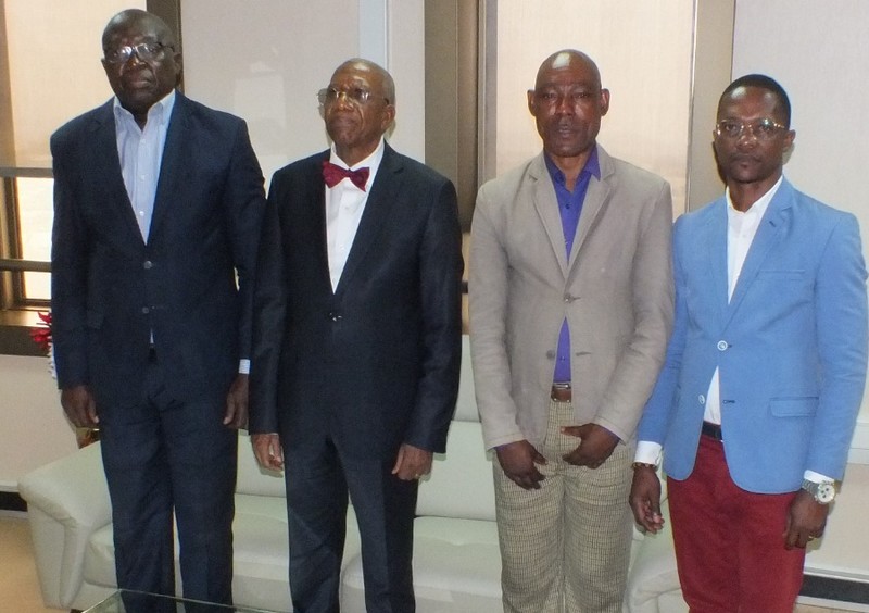 Photo de groupe de la délégation du Haut Commissariat à la justice restaurative  et au traitement de la délinquance juvénile conduite par Adolphe Mbou Maba en France, septembre 2023