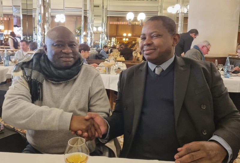 Maître Michel Langa et l’honorable Mbui Kaya Nyi Mbui Guido lors d'une séance de travail à Paris