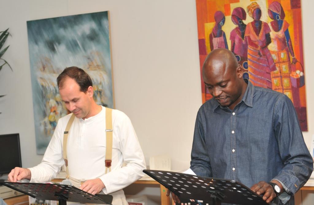 Jean Lambert-wild et Criss Niangouna lisant les extraits de texte de Sony Labou Tansi à la la librairie galerie Congo