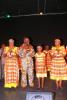 Le chef de chœur Ambroise Kua-Nzambi Toko et des choristes arborant les trois trophées de l’ African choral music Awards