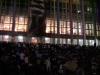 Le public assis sur les marches du hall d’entrée du Palais du peuple, en face du podium central