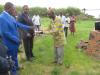 Jean-Claude Gakosso, Fidèle Dimou et un sage de Buali, pendant le rituel sur le site du port des esclaves.