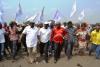 des opposants arrivant à la place Ste Thérèse de Ndjili, lors du meeting du 4 juillet.