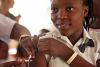 Une jeune fille ayant participé à une campagne de vaccination contre l'HPV