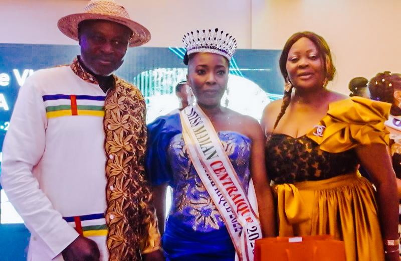 Terache Vickos Kounda, Miss Maman Centrafrique 2023 entourée de Vincent Mambachaka, directeur de l’espace culturel centrafricain « Linga-Téré » et de la Présidente du Comité Miss Maman Centrafrique