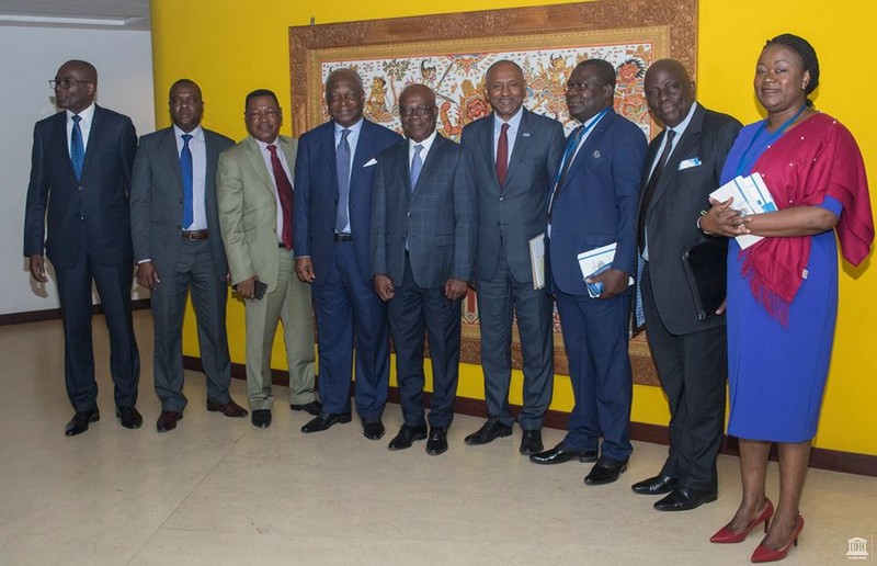 Photo de groupe après la séance de travail entre Philippe Mvouo et Edouard Firmin Matoko à l'Unesco en présence de Henri Ossébi